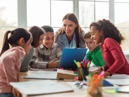 Membedah Struktur dan Fungsi Present Continuous Tense dalam Bahasa Inggris